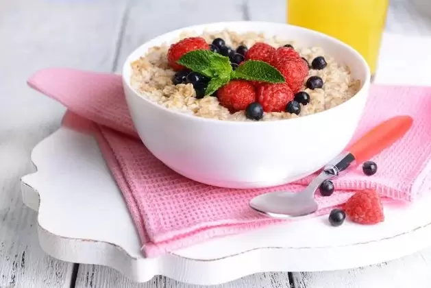 O cardápio dietético para os preguiçosos inclui aveia com frutas vermelhas no café da manhã