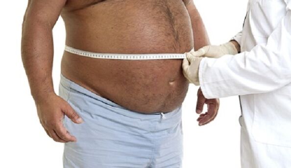o médico determina a maneira de perder peso para um homem obeso